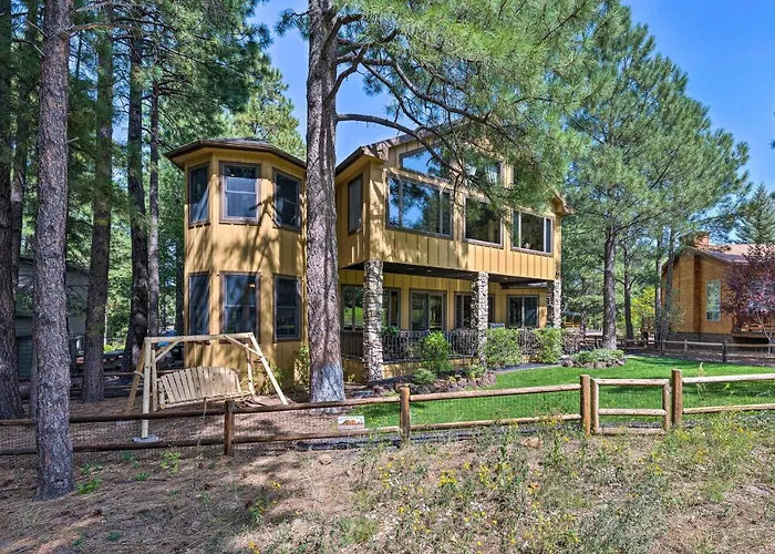 Centrally Located: Lavish Pinetop Paradise!