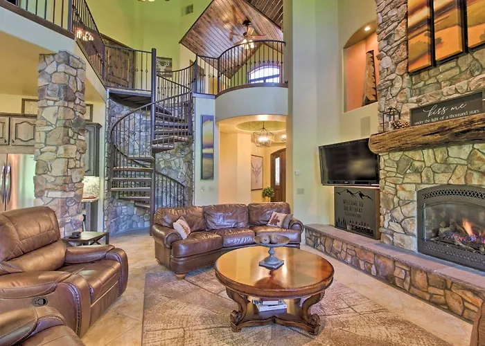 Centrally Located: Lavish Pinetop Paradise!