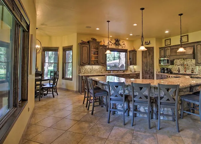 Centrally Located: Lavish Pinetop Paradise! Holiday home