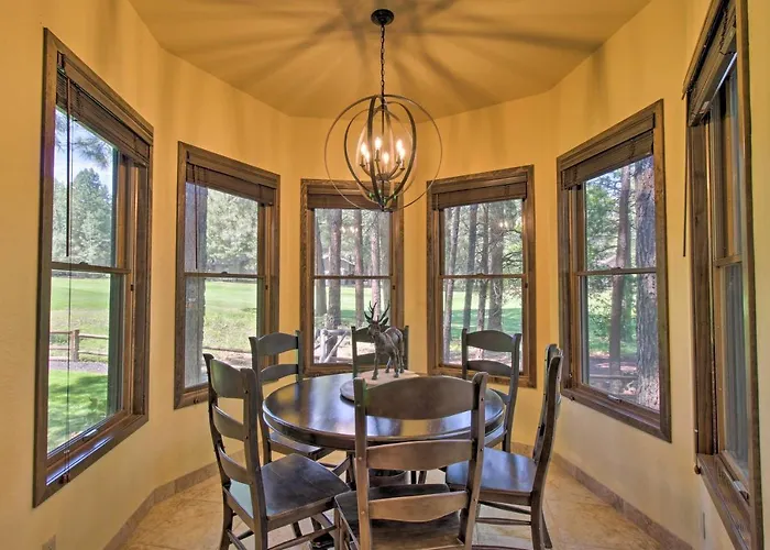 Centrally Located: Lavish Pinetop Paradise!