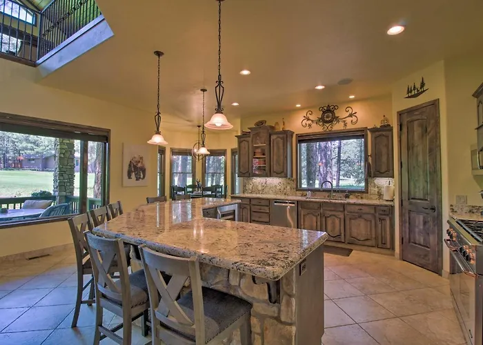 Centrally Located: Lavish Pinetop Paradise!