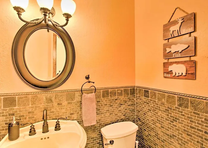 Centrally Located: Lavish Pinetop Paradise!