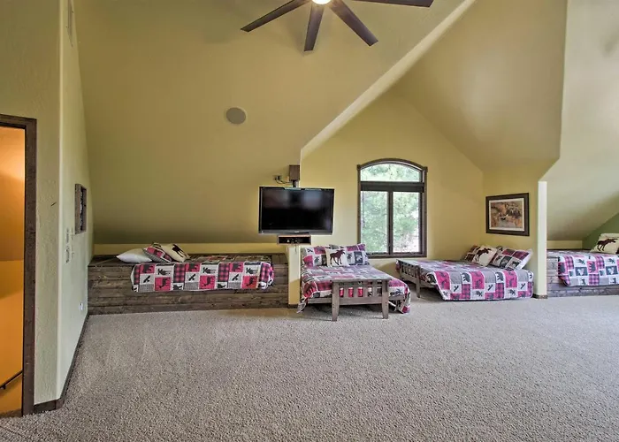 Centrally Located: Lavish Pinetop Paradise! *