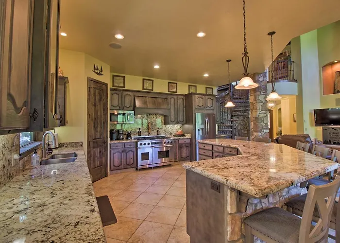 Centrally Located: Lavish Pinetop Paradise!