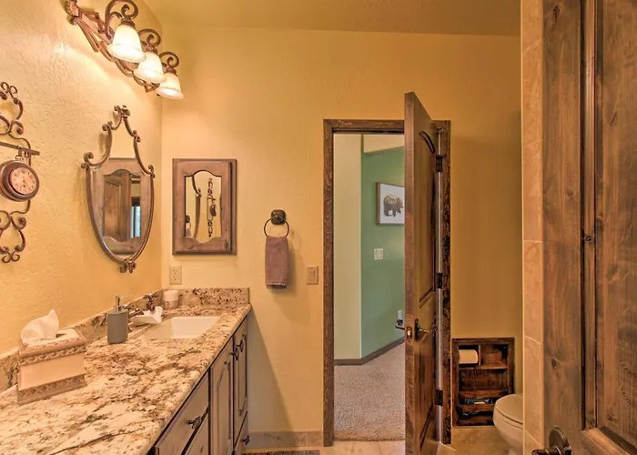 Centrally Located: Lavish Pinetop Paradise!