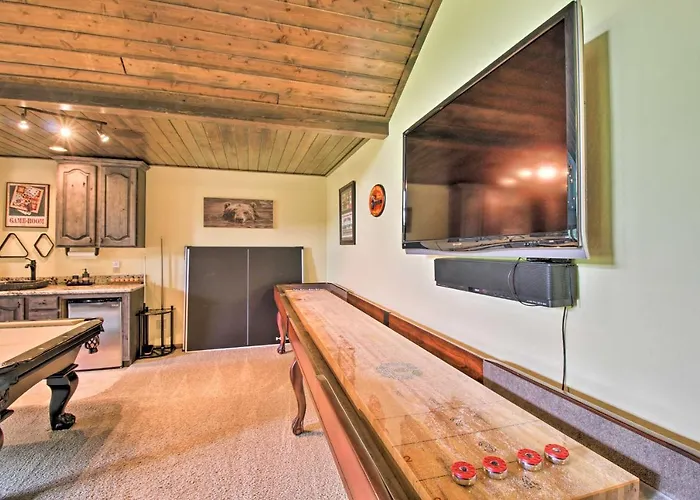 Centrally Located: Lavish Pinetop Paradise!